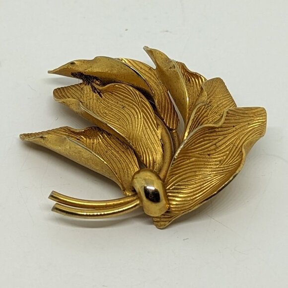 Jewelry - Vintage Brass Tone Leaf Brooch Pin With Textured Design Autumn